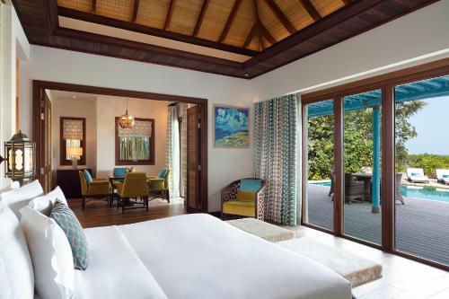 多哈香蕉岛安纳塔拉度假酒店客房内的一张或多张床位