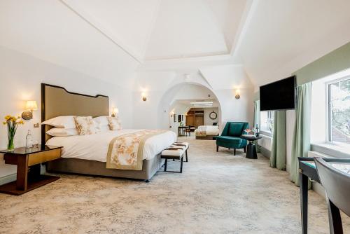 埃文河畔斯特拉特福Burnside Hotel的一间带大床的卧室和一间客厅