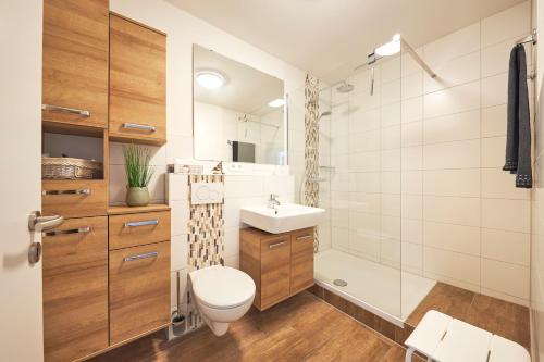 不来梅港Weserdeichblick的浴室配有卫生间、盥洗盆和淋浴。
