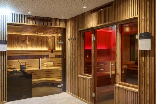 图克斯内讷霍夫公寓式酒店的一间设有木墙桑拿浴室的客房