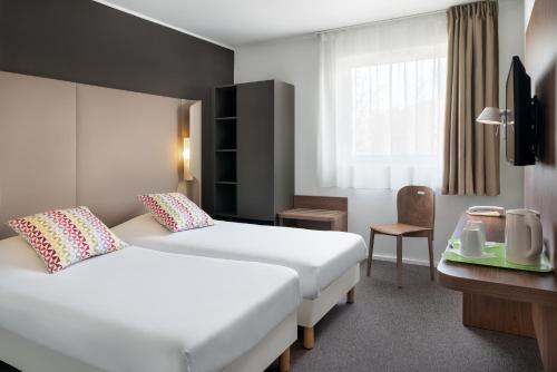 卡托维兹卡托维兹酒店的酒店客房设有两张床和窗户。