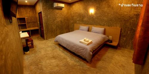 素辇府Baan Tawan Shine Surin的一间卧室配有一张带盒子的床