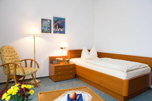 艾珀伯恩加尔尼中央酒店的配有一张床和一把椅子的酒店客房