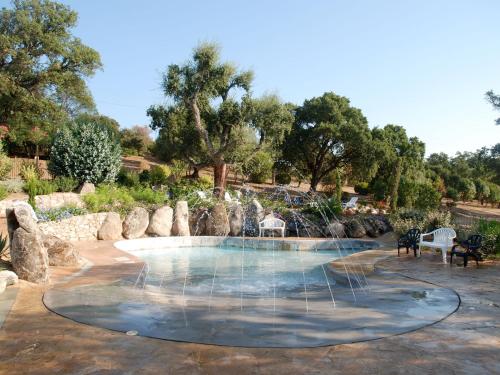 维琪奥港韦塔露营酒店的公园内一个带喷泉的游泳池