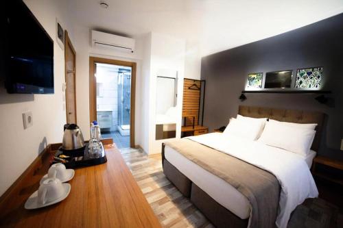 恰纳卡莱Set Özer Hotel的一间卧室设有一张大床,铺有木地板
