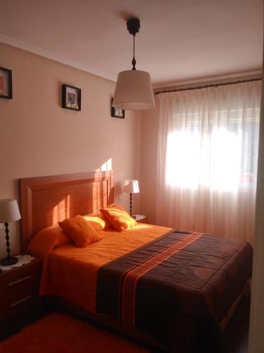 La PesaVivienda de uso turistico NEL的一间卧室设有一张大床和窗户
