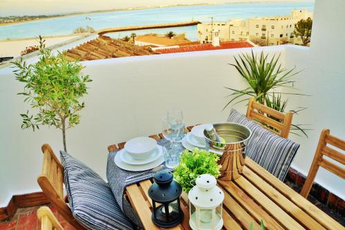 拉戈斯巴卢阿特达维拉公寓式酒店的海景阳台上的桌子