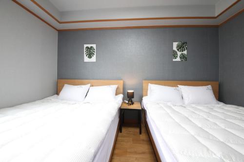 庆州Gyeongju Bee House的卧室内两张并排的床
