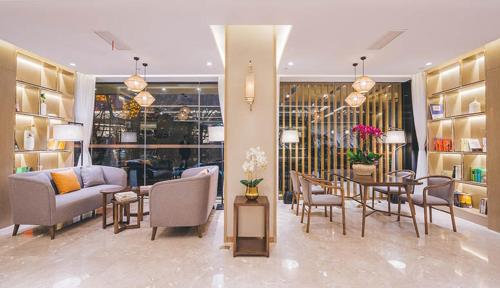 杭州亚朵酒店（杭州西湖湖滨银泰店）的客厅配有家具和桌椅