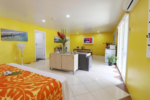 拉罗汤加ShineAwayHomes - Mountain View AIR CONDITIONED的黄色客房 - 带床和书桌