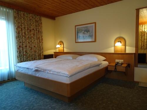因斯布鲁克弗里德尔膳食旅馆的一间卧室,卧室内配有一张大床