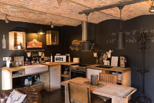 西内Gîte de Corbion Loft1的厨房配有柜台和桌子