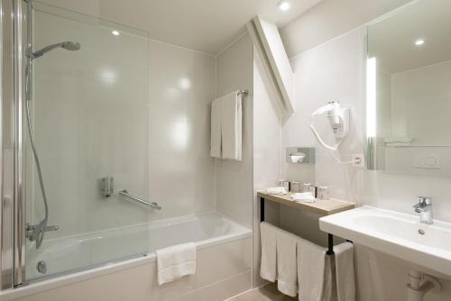布鲁日布鲁日马丁斯酒店的白色的浴室设有水槽和淋浴。