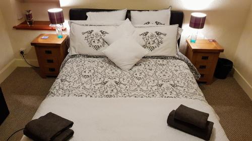 因弗内斯Doric House的一间卧室配有一张带枕头的大床