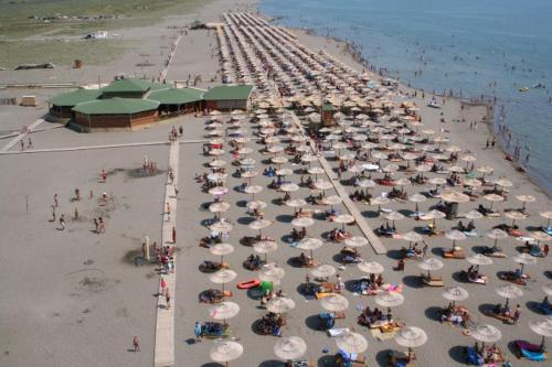 乌尔齐尼Ema Apartments的海滩上方的太阳伞