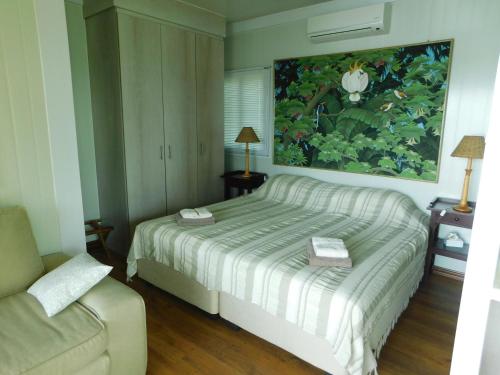 利文斯顿Kayube Estate Bungalows的一间卧室配有一张床和一张沙发