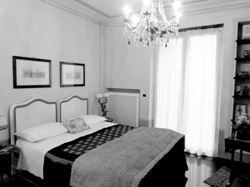 热那亚Bed and Breakfast Flowers的一间卧室配有一张床和一个吊灯
