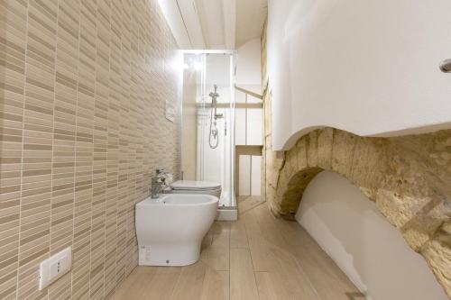 锡拉库扎Residence Ortigia的一间带卫生间和浴缸的浴室