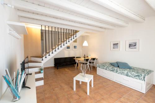 锡拉库扎Residence Ortigia的客厅配有床和桌子