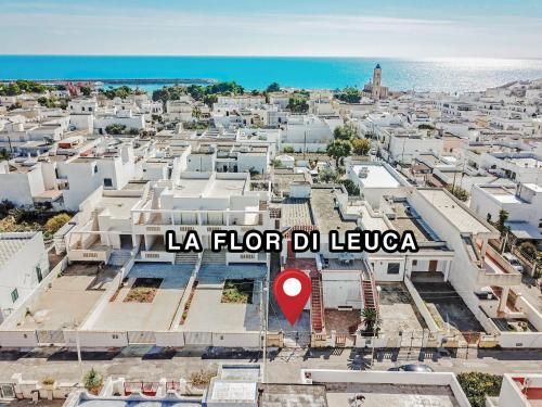 莱乌卡La Flor di Leuca的城市的空中景观与文字 花卉伊瓜纳酒店