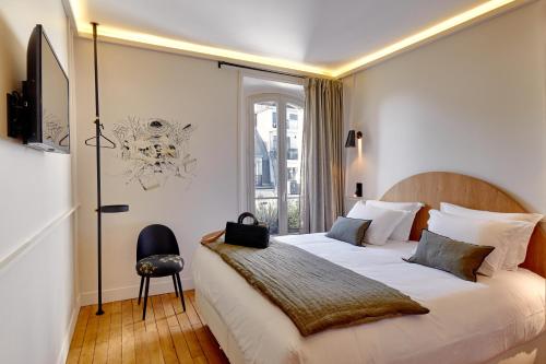 巴黎Tinah Paris, Réaumur - Montorgeuil的卧室配有一张大白色床和窗户