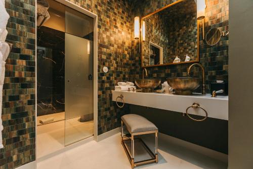 波尔图Torel 1884 Suites & Apartments的一间带两个水槽和玻璃淋浴间的浴室
