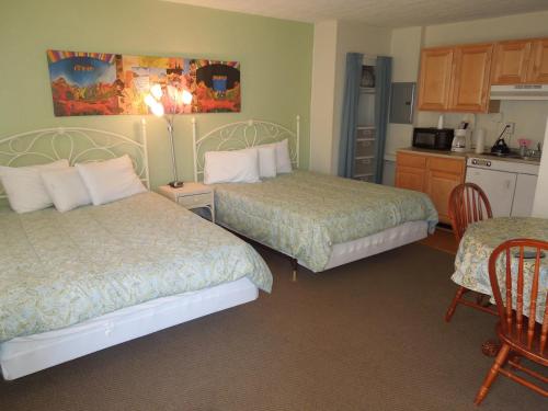 大洋城Sifting Sands Motel的酒店客房带两张床和厨房