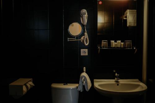 赛莱姆斯中心酒店的一间浴室
