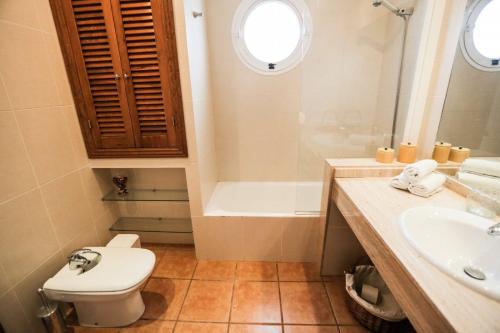 圣乔治Can Furnet的浴室配有卫生间、盥洗盆和浴缸。