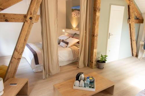 Sainte-Eulalie-en-BornLa Grange du Born的卧室配有一张床和一张桌子