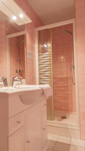 贝诺代Les Bains de Mer Riviera Bretonne的一间带水槽和淋浴的浴室