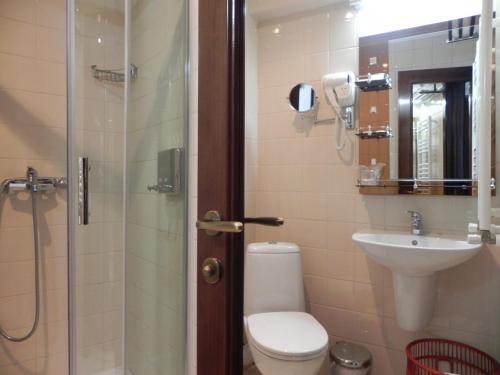 克勒拉希赫斯提亚酒店的浴室配有卫生间、盥洗盆和淋浴。