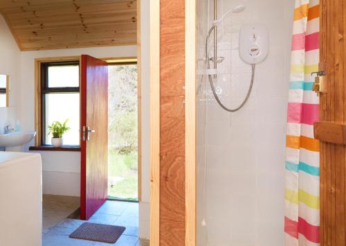 FintownMeadowsweet Forest Lodge的带淋浴和彩虹浴帘的浴室
