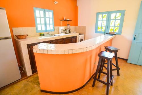 圣卡塔利娜岛Casa Maya的中间有一个橙色岛屿的厨房