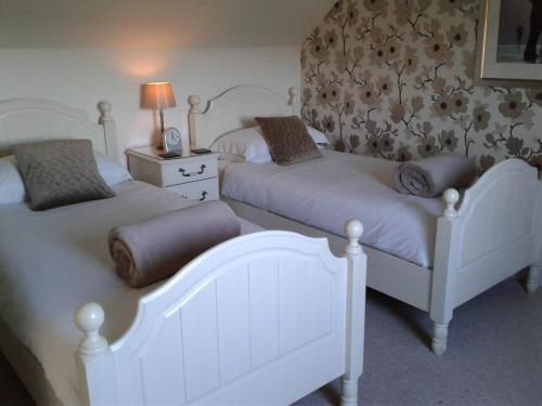 北费利比Eastdale Bed and Breakfast的一间卧室配有两张带枕头的床。