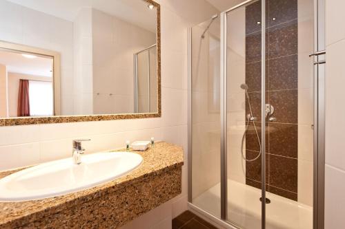 博登迈斯瓦尔德科康乐酒店的一间带水槽和淋浴的浴室
