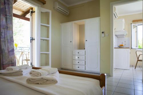 斯沃伦塔Kantouni Apartments的一间卧室配有带毛巾的床
