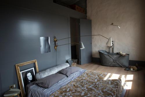 萨尔扎纳B&B La Fustaia的一间卧室配有一张带照片和灯的床
