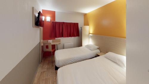 兰斯兰斯西部坦屈厄星辰酒店的酒店客房设有两张床和红色窗户。