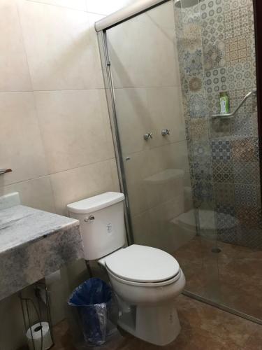 瓦哈卡市Casa Al Pie De La Sierra的一间带卫生间和淋浴的浴室