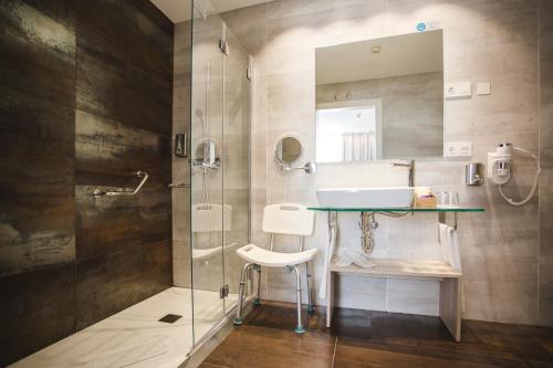 索里亚Hotel Boutique Ábaster的一间带水槽和玻璃淋浴的浴室