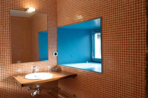 奥亚Budiño de Serraseca的浴室配有盥洗盆、镜子和浴缸