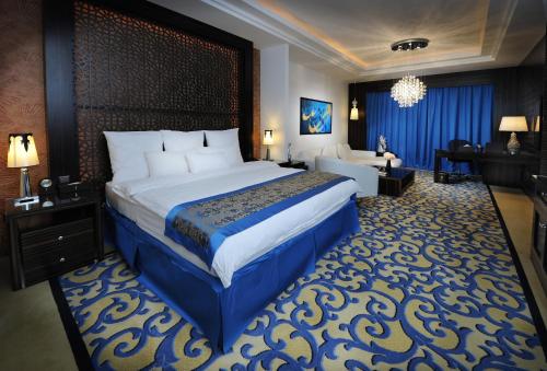 麦纳麦Nordic Palace and spa的一间带大床的卧室和一间客厅