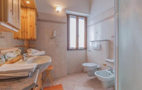 BianzoneAPPARTAMENTO Villa Isabella的一间带水槽和卫生间的浴室