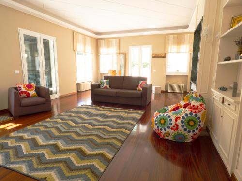 欧斯佩达蒂Della Rose的客厅配有两张沙发和地毯。