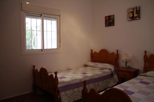 扎霍拉Villa Ana的一间卧室设有两张床和窗户。