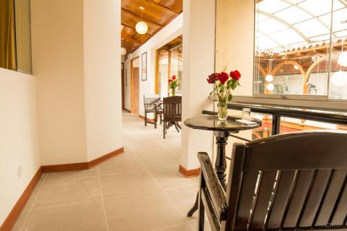 库斯科Hotel San Pedro Plaza的用餐室,配有鲜花桌