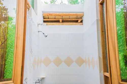 莱瓦镇Hostal Renacer的一间带卫生间和窗户的浴室