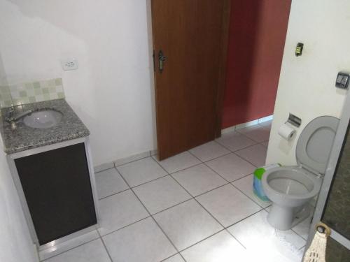 VargemRecanto dos Sonhos的一间带卫生间和水槽的浴室