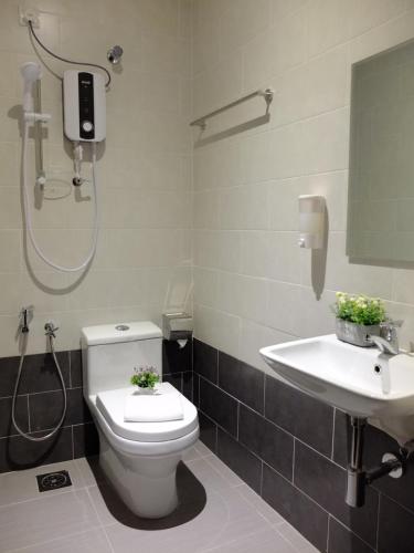 太平SQUARE Inn的带淋浴、卫生间和盥洗盆的浴室